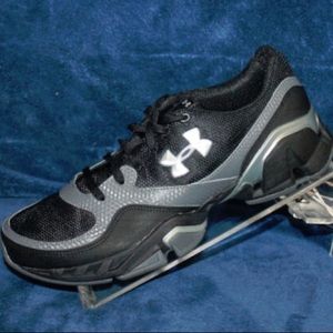 Under Armour Girls  Running shoes fit like Women’s 7